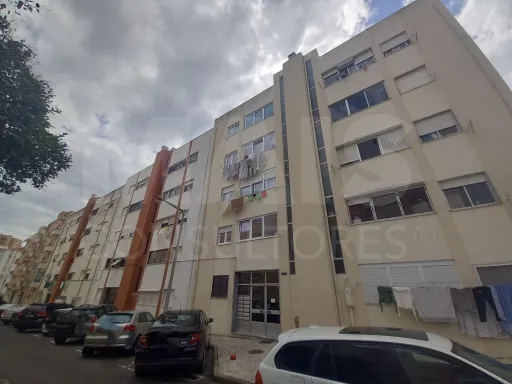 T2 Totalmente Remodelado no Carregado C/ Arrecadação