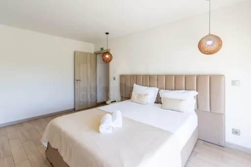 Propriedade com 3 apartamentos e piscina em Óbidos