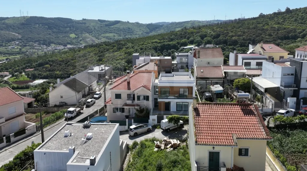 Lote Urbano com Proj. Aprovado para Moradia T3 c/ Cave, Logradouro & Parqueamento !
