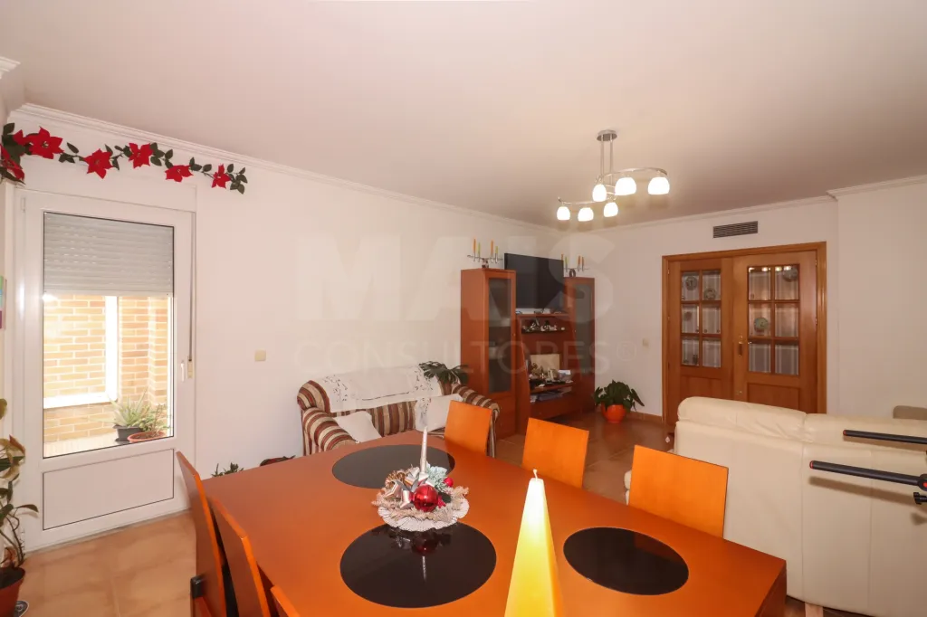 Spacious 3-bedroom apartment with suite, storage room and parking space in Carregado