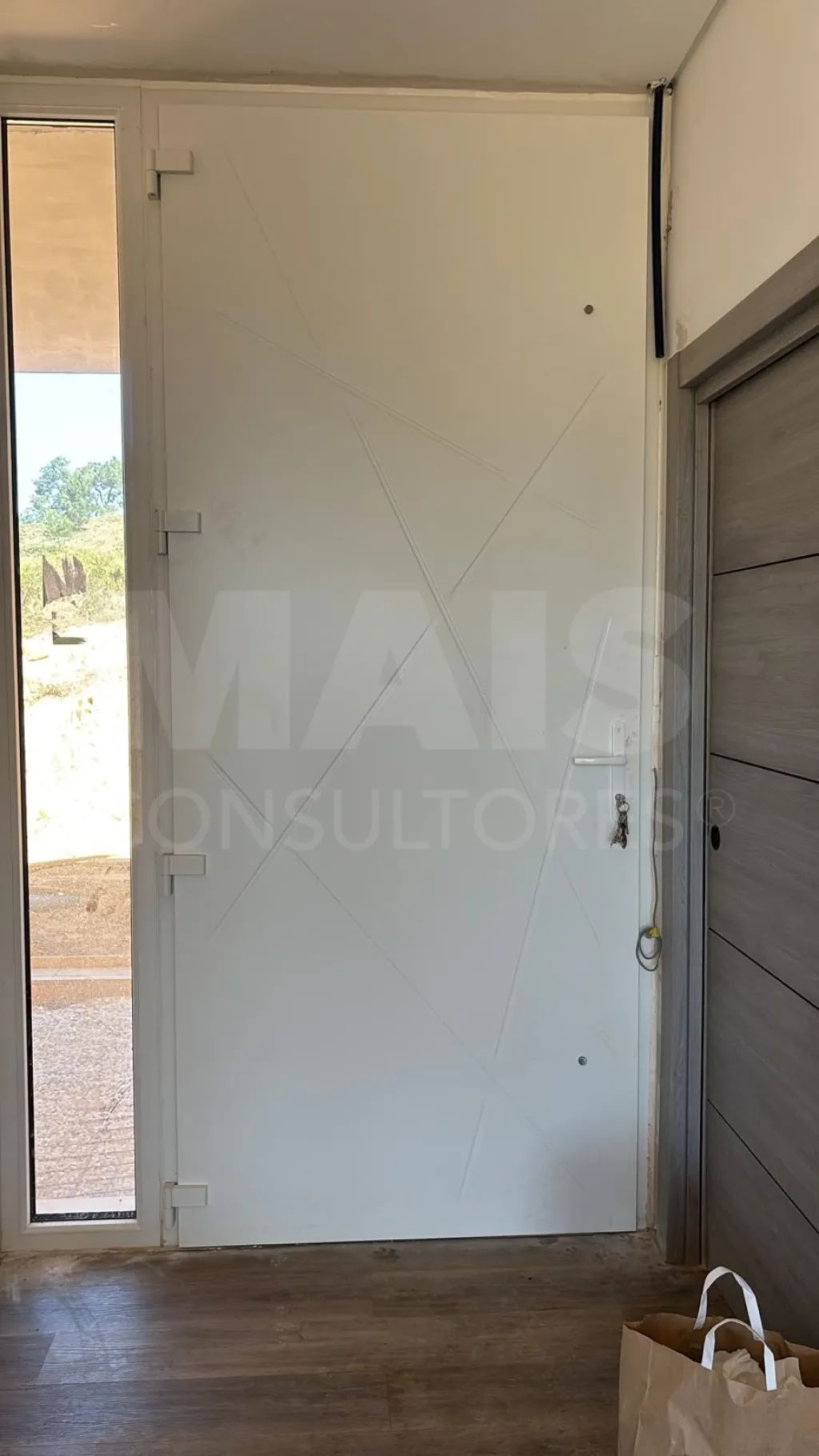 Moradia térrea contemporânea em fase final, com piscina infinita e jacuzzi em lote de 1.500 m²