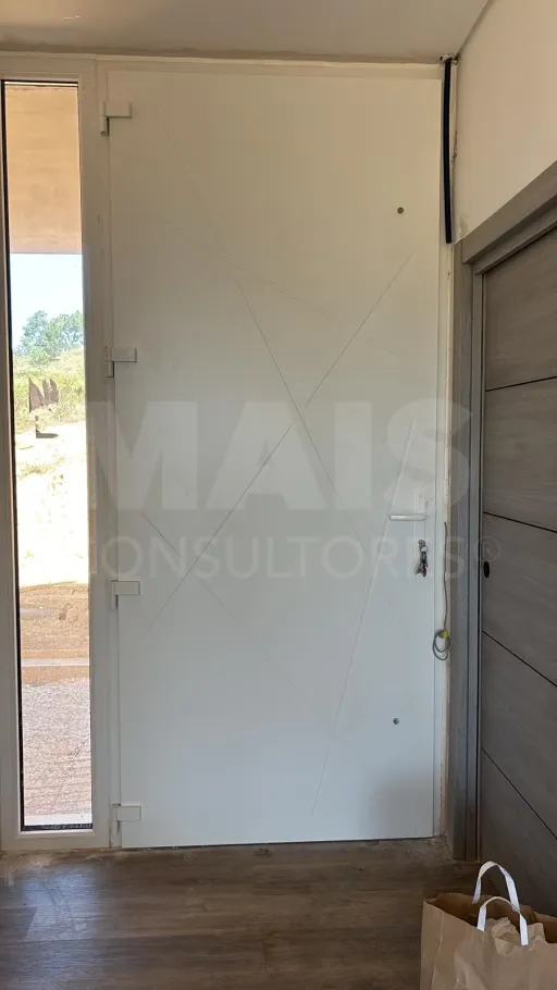 Moradia térrea contemporânea em fase final, com piscina infinita e jacuzzi em lote de 1.500 m²