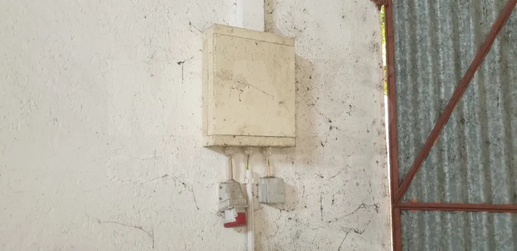 Moradia V 4 + Armazém + Casa Térrea de 45m2 em CASAIS ROMEIROS Santarém