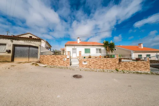 Moradia T3 Térrea com Garagem e Pátio no Nadadouro