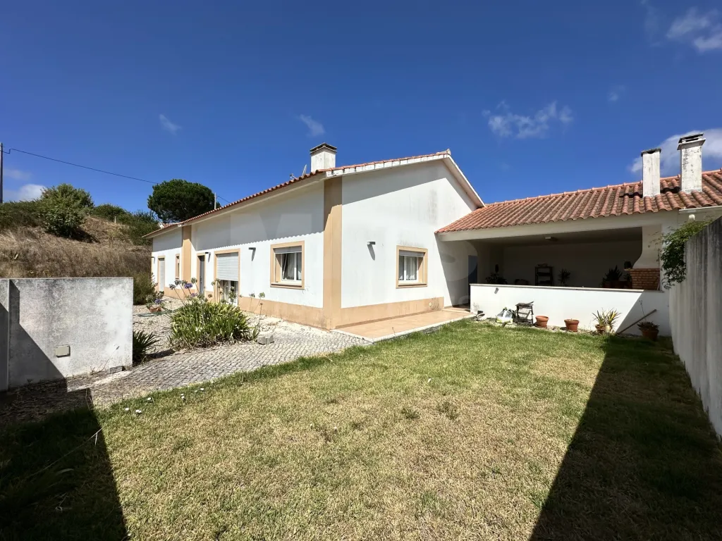 Moradia térrea T3 em lote 1002m2, jardim e garagem