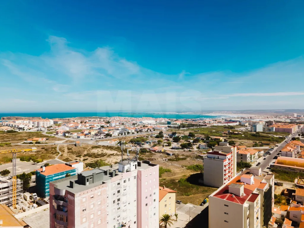 T2 Renovado com Varanda e Vista Mar em Peniche