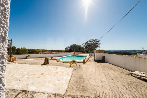 Propriedade com 7240m2 | Duas habitações | Piscina | Garagem | Anexos | Carvalhal, Bombarral