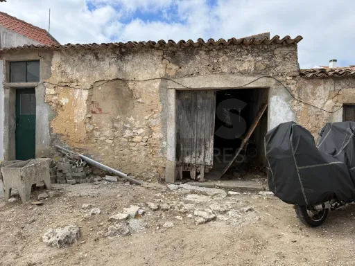 Ruins in Olho Marinho