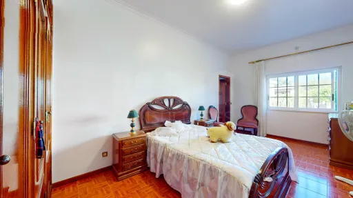 Moradia T5, na calhandriz com piscina