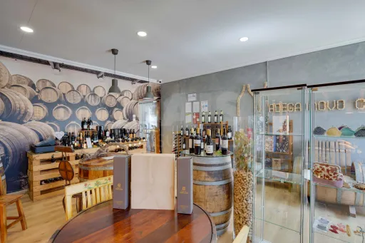 Imóvel com 2200m2 com Adega e restaurante equipado