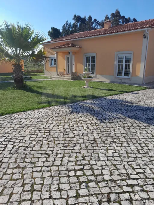 Moradia T3 Térrea com jardim e árvores de fruto