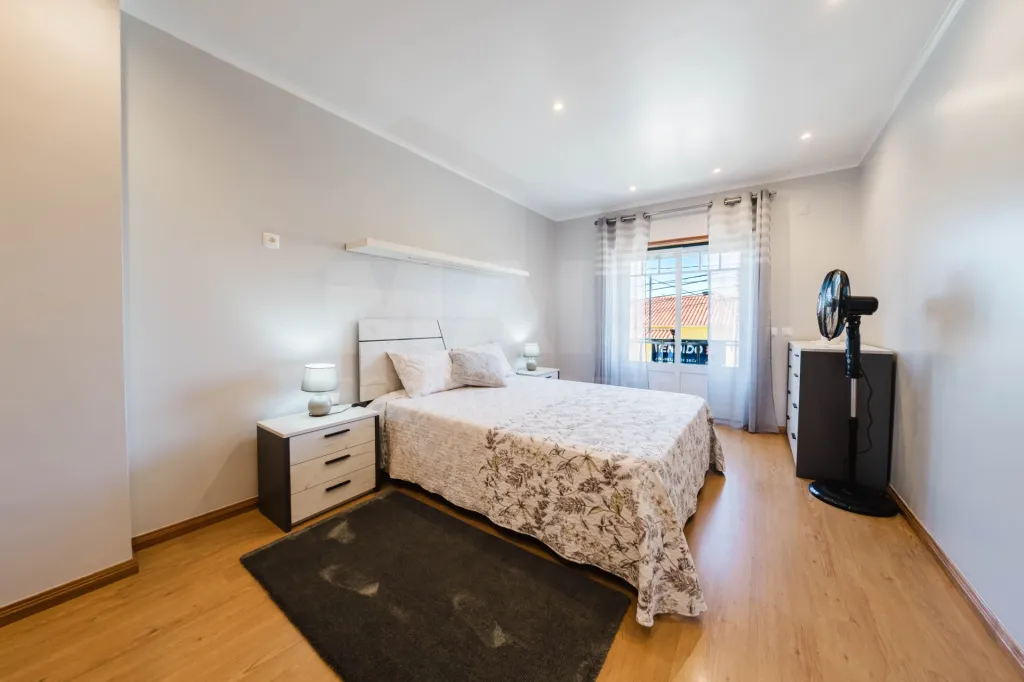 Moradia T3+1 pronta a habitar | Garagem fechada, pátio com churrasqueira e a 5 min das praias !