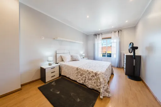 Moradia T3+1 pronta a habitar | Garagem fechada, pátio com churrasqueira e a 5 min das praias !