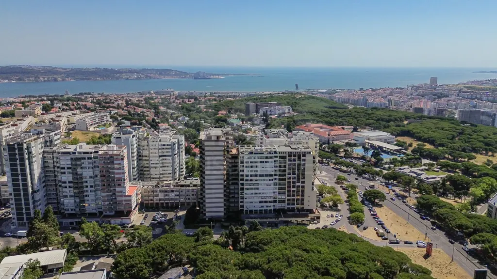 Oportunidade T4 Varandas, Estacionamento e Arrecadação no Restelo