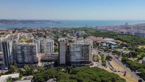 Oportunidade T4 Varandas, Estacionamento e Arrecadação no Restelo