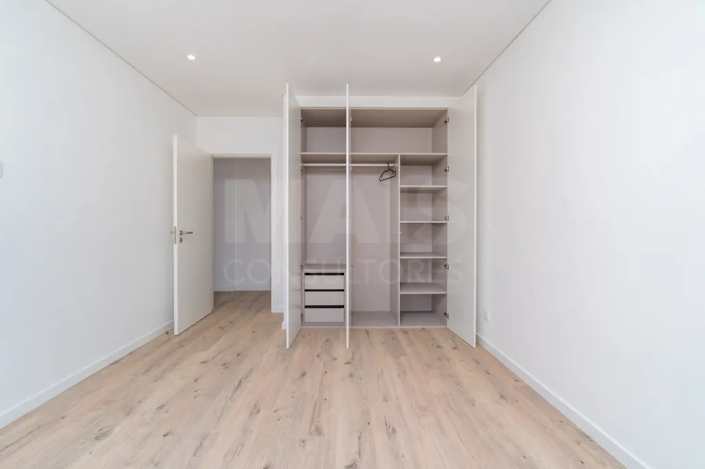 Premium, Like-New 3-Bedroom Apartment with Exceptional Balcony – Garage – Elevator – Convenient Access to Lisbon