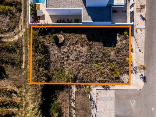 Lote Terreno com projeto aprovado para moradia T3 com Piscina