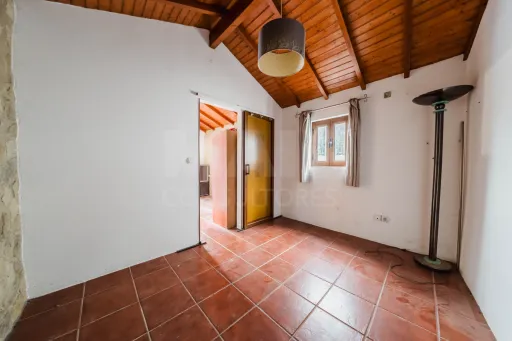 Moradia T3 com comércio e terraço no Coto