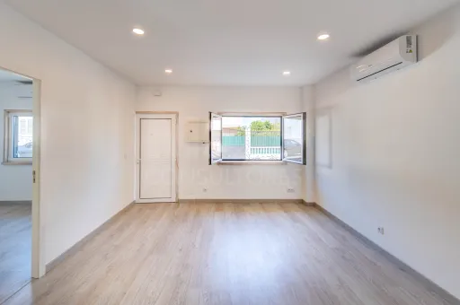 Detached, two-family house in Casal de Cambra, partially refurbished.