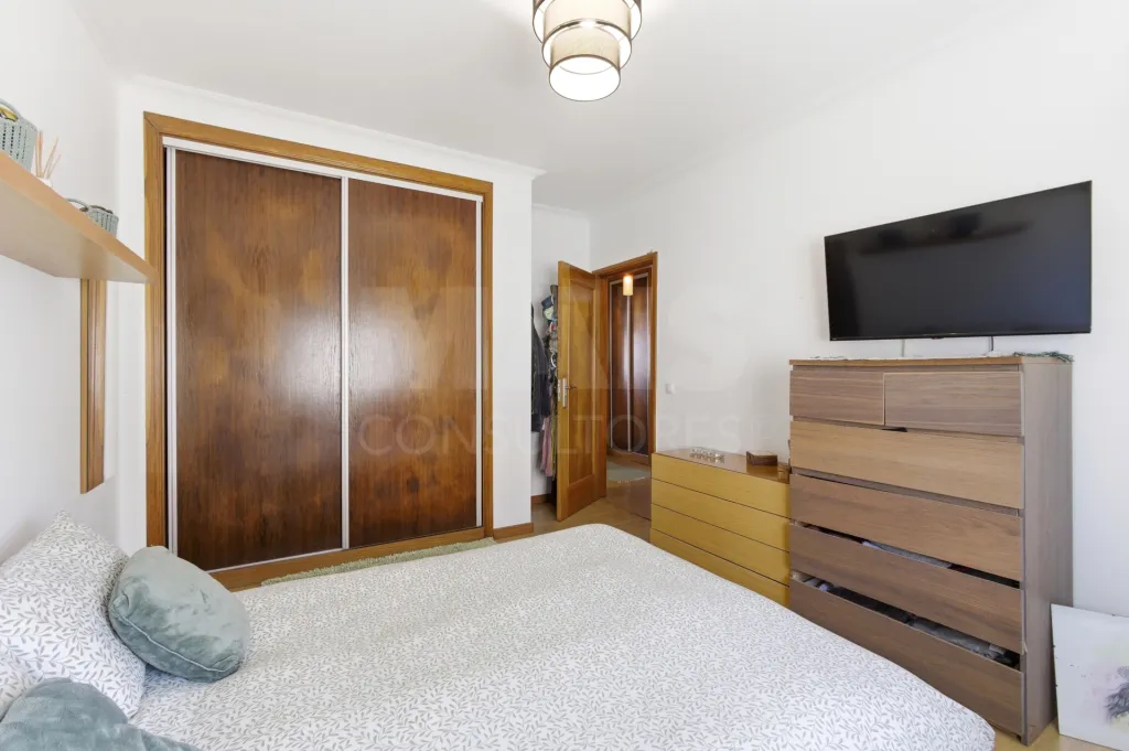 Apartamento T2 com varandas e arrecadação em Peniche