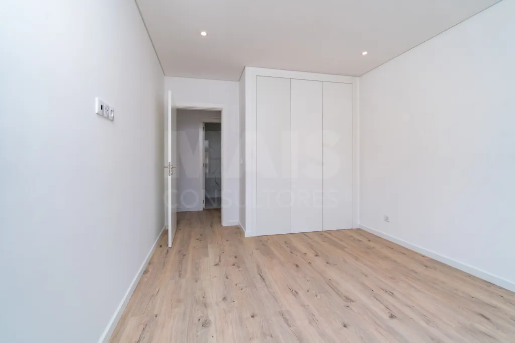 Premium, Like-New 3-Bedroom Apartment with Exceptional Balcony – Garage – Elevator – Convenient Access to Lisbon