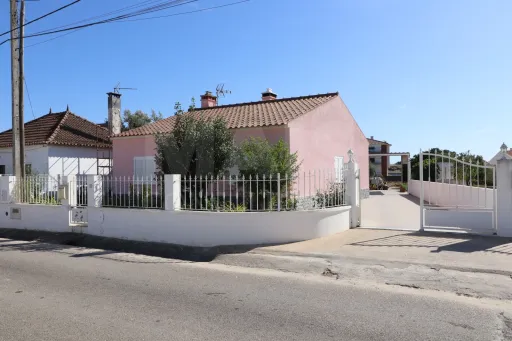 House in excellent condition in Marinhais.