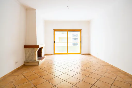 Apartamento T3 com Elevador e Box na Castanheira