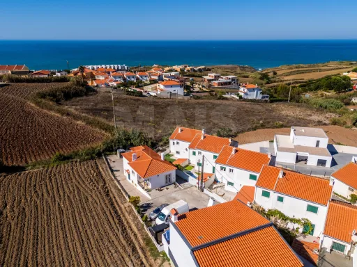 4 bedroom villa with patio, garage and sea view!