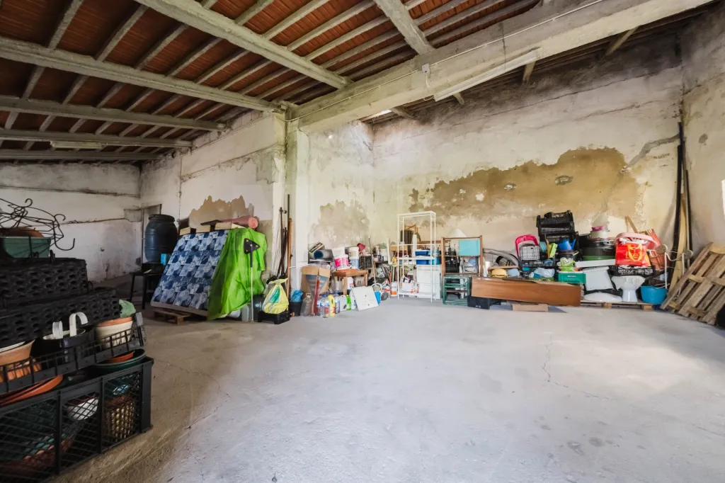 Moradia T5 com garagem e armazém