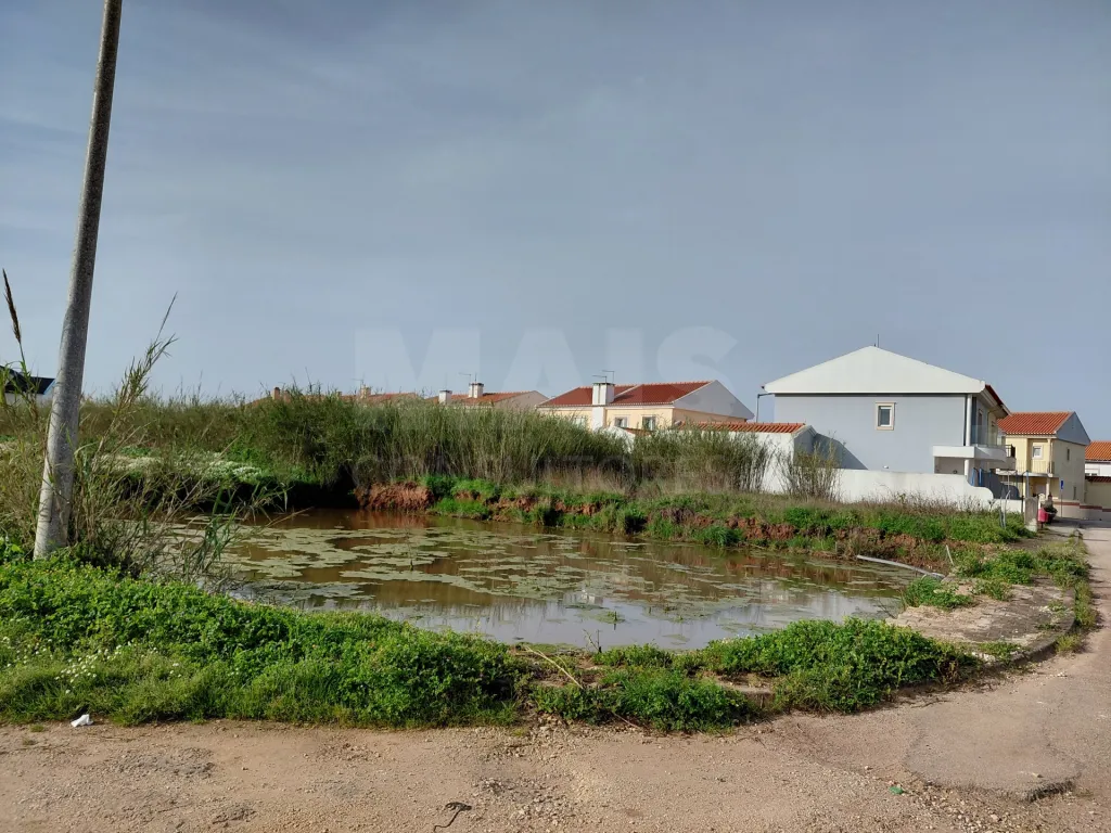Excelente lote com projeto aprovado para moradia T3 com garagem e piscina