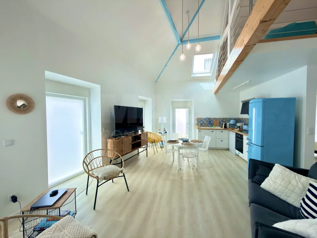 Moradia T1 renovada com mezanine e espaço exterior no centro histórico de Peniche