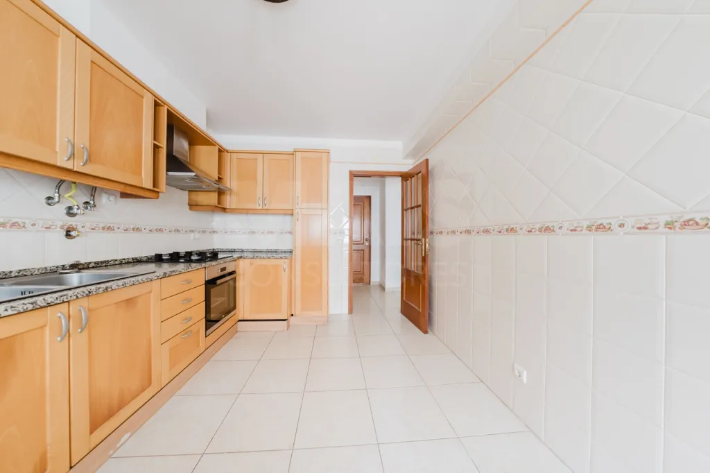 Apartamento T3 com garagem e varanda.