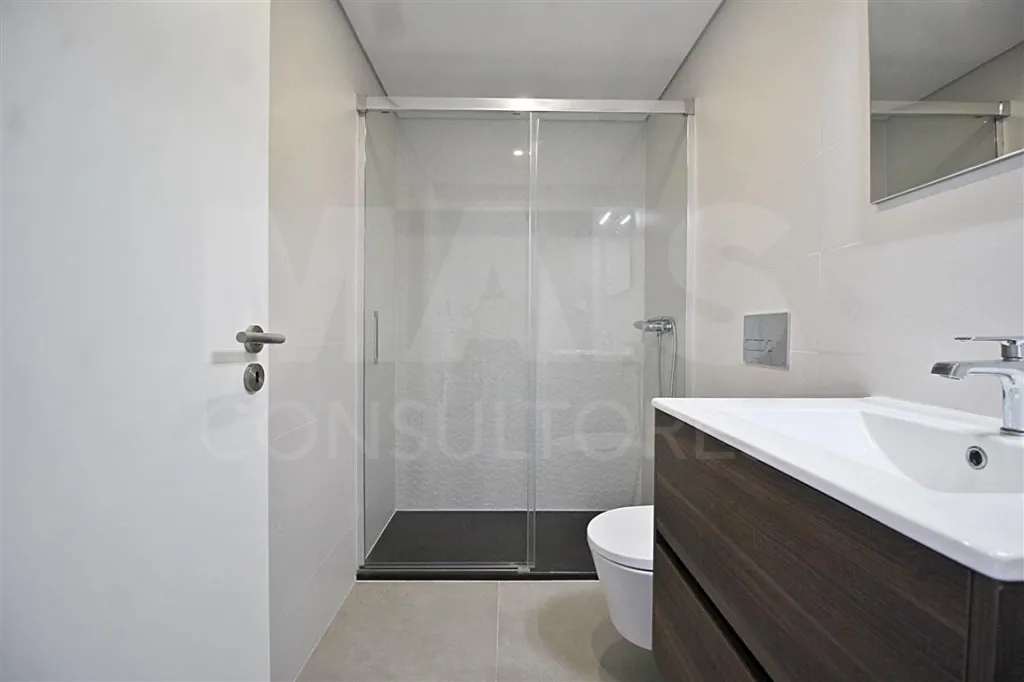 Moradia T4+1 com Quintal e Espaço para Piscina | Famões (Pontinha)