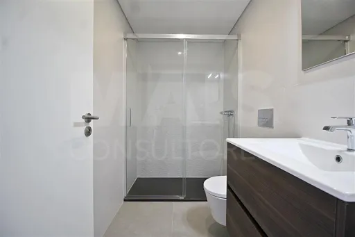 Moradia T4+1 com Quintal e Espaço para Piscina | Famões (Pontinha)