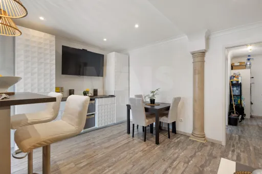Moradia com 3 apartamentos e vista mar
