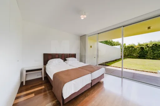 Moradia T4 com piscina inserida num Resort em lote com 1191m2