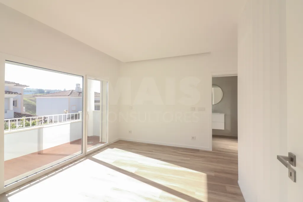 House 4 Bedrooms Juncalinho gated community
