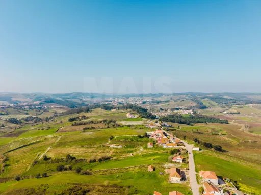 Moradia T5 com garagem e armazém