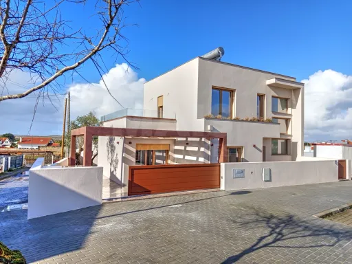 Moradia T3 c/ 2 Suites, 1 Closet, Logradouro e Vista Mar!