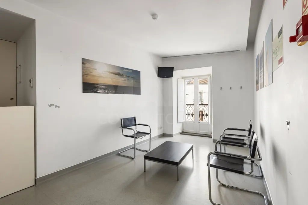 Oportunidade Única no Coração de Peniche — 124 m² com Potencial para Habitação
