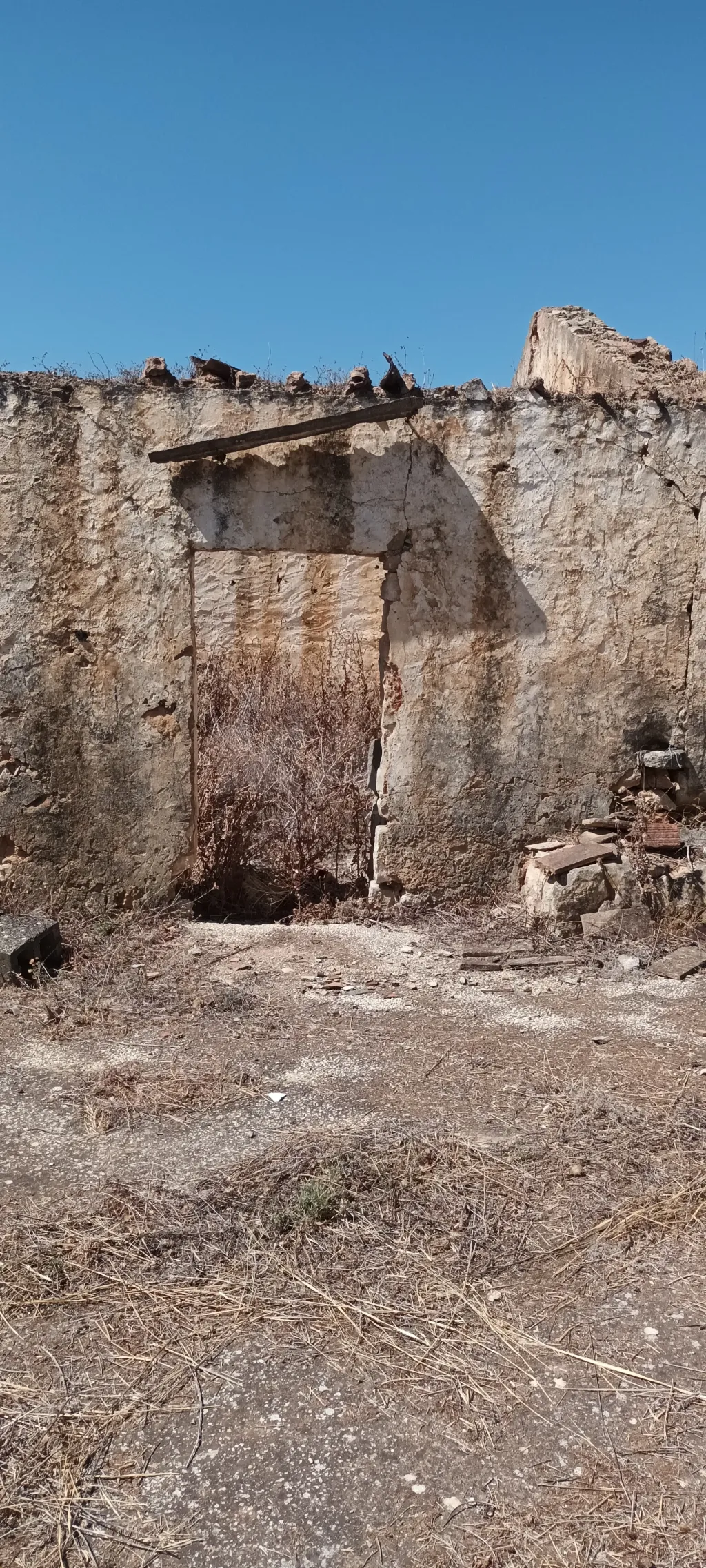 Terreno urbano com ruina / rustico
