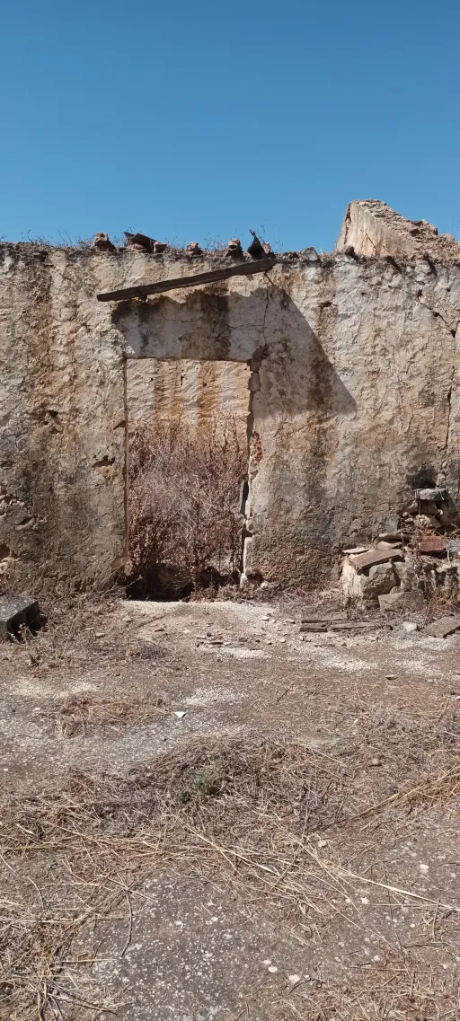 Terreno urbano com ruina / rustico