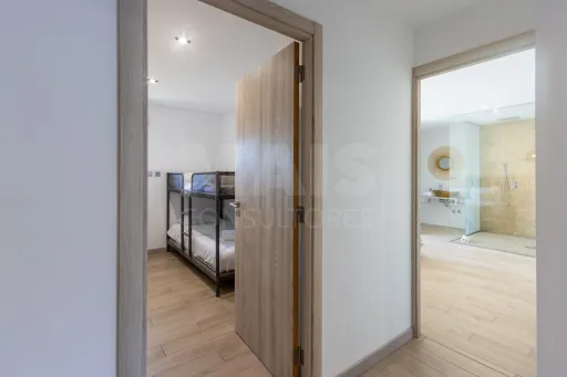 Propriedade com 3 apartamentos e piscina em Óbidos