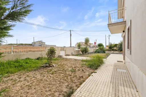 Moradia T5 com piscina e garagem em terreno de 2.000m2 na Bufarda