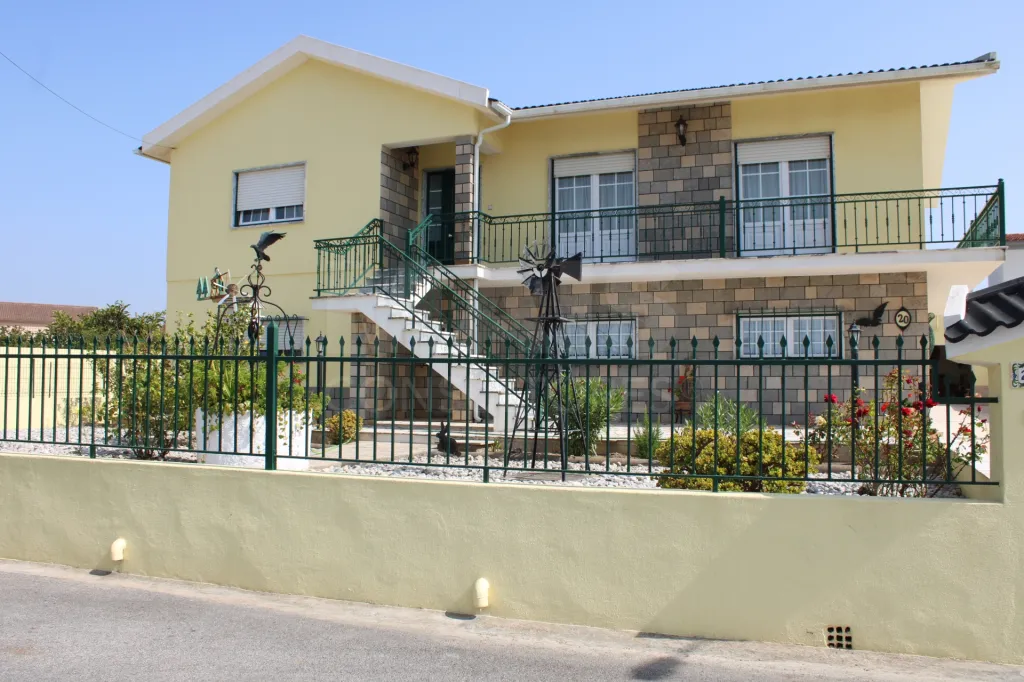 Moradia com 3 Apartamentos Independentes | Ideal AL | Perto da Praia da Areia Branca