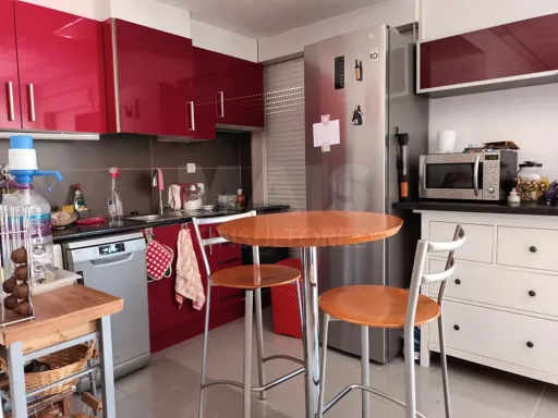 Apartamento T1+1(e loja) na Castanheira do Ribatejo.