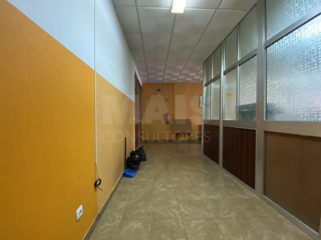 Espaço Comercial com escritórios e Armazém