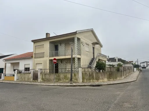 Moradia de 2 andares independentes em Atouguia da Baleia