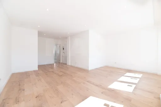 Apartamento T3 Remodelado em predio com 2 Elevadores no Barreiro junto à Avenida Bocage