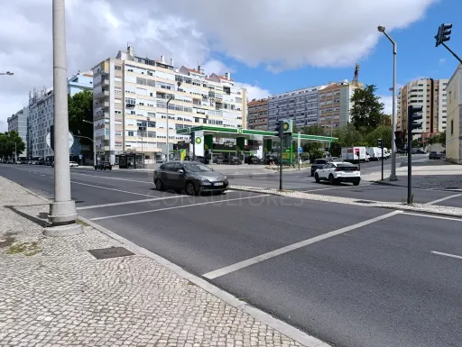 T2 in Carnide - Comfort, light and privileged location.